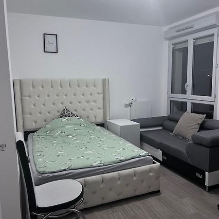 Chambre Individuelle Dans Un Appartement A 37 De Champs Elysees サルトルーヴィル エクステリア 写真